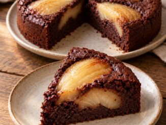 Fondant au chocolat et aux poires, avec une part découpée montrant le cœur moelleux