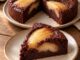 Fondant au chocolat et aux poires, avec une part découpée montrant le cœur moelleux