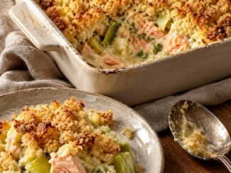 Crumble salé aux poireaux et au saumon, croûte dorée au parmesan