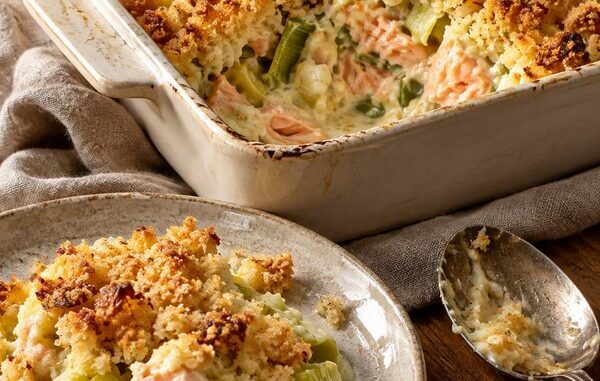 Crumble salé aux poireaux et au saumon, croûte dorée au parmesan