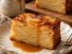 Part de gâteau invisible aux pommes nappée de caramel au beurre salé